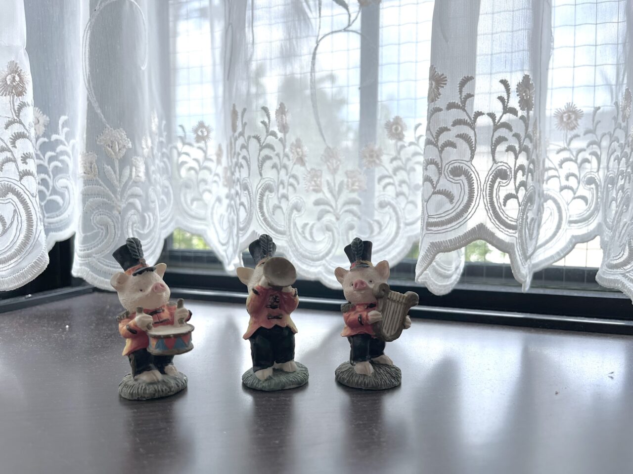 出窓 裾柄刺繍レース