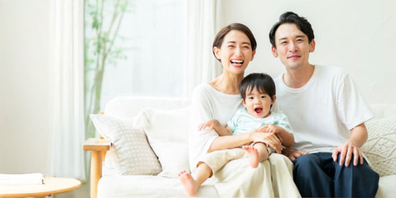 カーテンを新調した若い御夫婦とそのお子様のイメージ