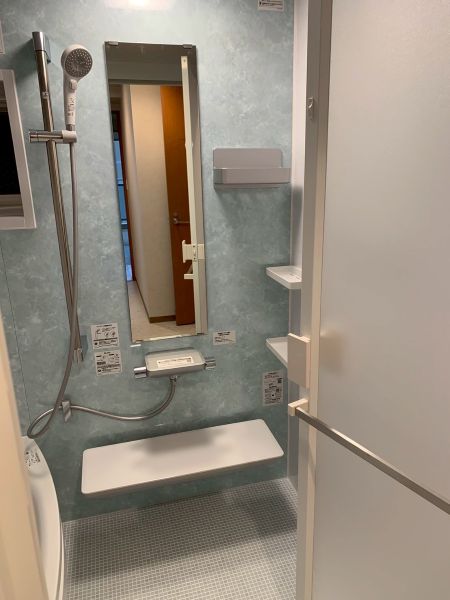 お風呂リフォーム　after　TOTO マグネット式棚